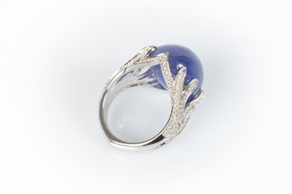 Important white gold ring set with a large...