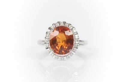 Bague en or gris sertie d'un grenat spessartite...