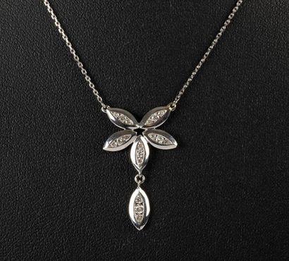 White gold pendant depicting shuttles set...