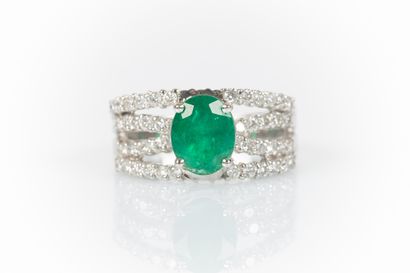 Bague en or gris sertie d'une émeraude ovale...