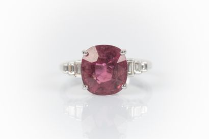 White gold ring set with a cushion-shaped...