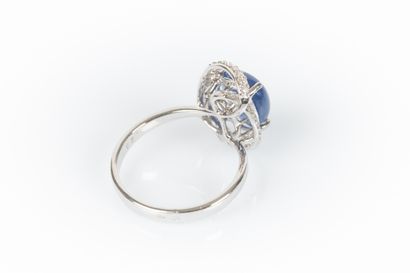 Bague en or gris sertie d'un saphir ovale...