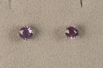 Paire de boutons d'oreilles en or gris serties...