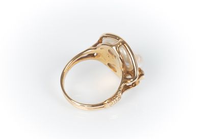BIERNAUX. Yellow gold ring set with a large...