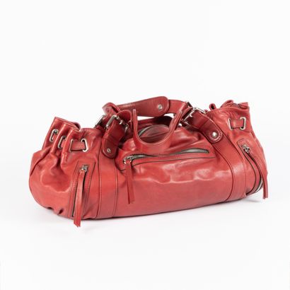 GERARD DAREL. Sac à main en cuir rouge. Dust...