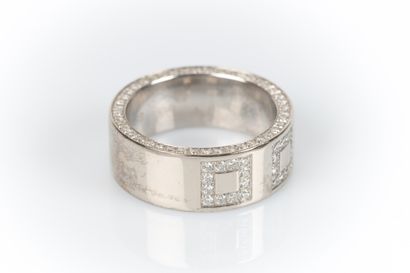 Modern ring in white gold decorated with...