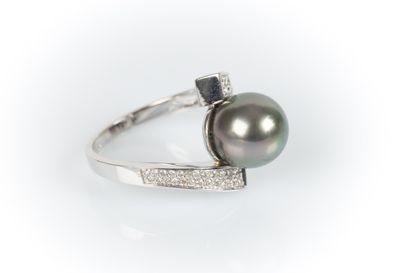 White gold ring holding a 10/10.5 mm Tahitian...