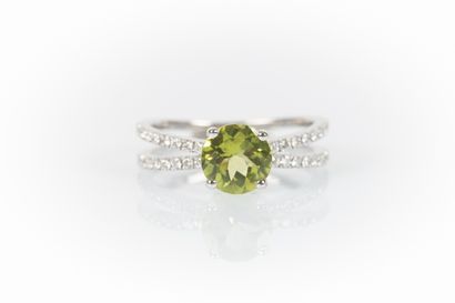 Bague en or blanc sertie d'un péridot pesant...