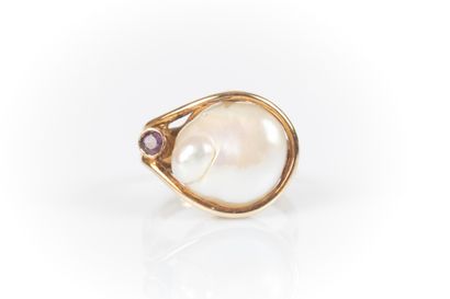 BIERNAUX. Yellow gold ring set with a large...