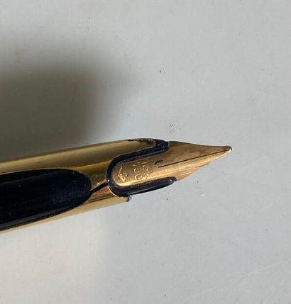 WATERMAN. Parure de stylos en métal doré...