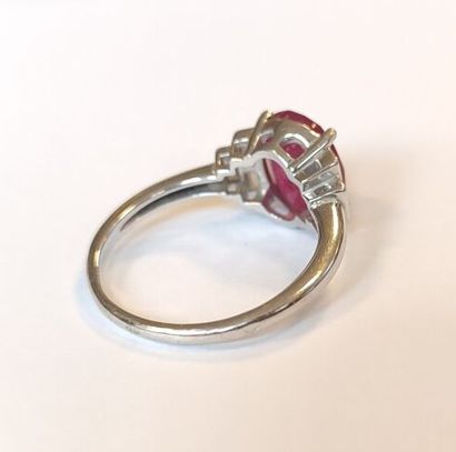 Bague or blanc centrée d'un rubis ovale naturel...