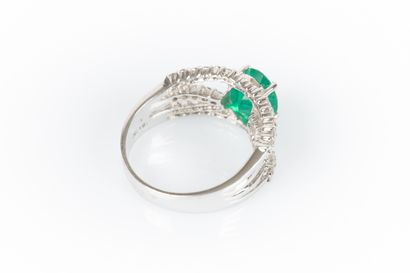 Bague en or gris sertie d'une émeraude ovale...