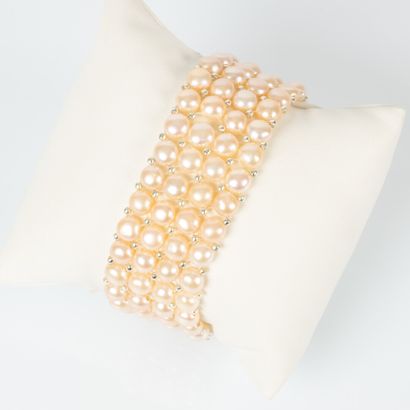 Salmon-colored 4-row cultured pearl bracelet....