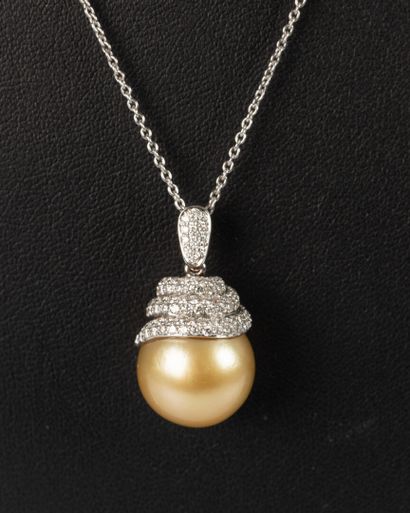 Pendentif en or blanc soutenant une importante...
