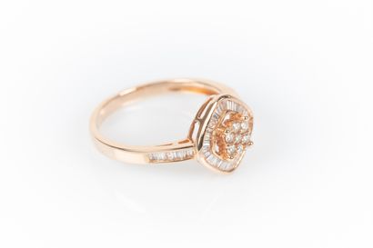 Rose gold ring set with 7 modern-cut round...