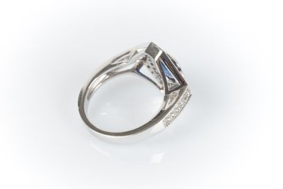 Bague en or blanc, forme octogonale ornée...