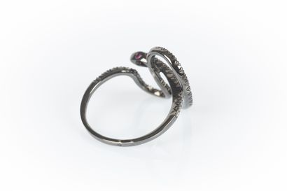 . Bague serpent en or gris sertie de diamants...