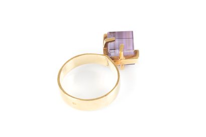 Gold ring set with a cubic-cut amethyst (side...