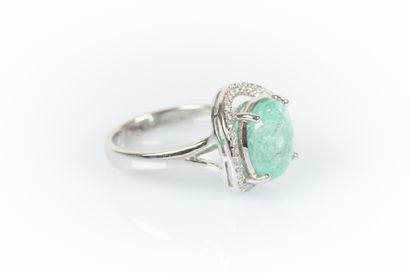 White gold ring set with an oval paraïba...