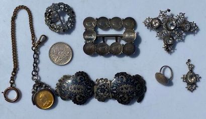 Ensemble de bijoux anciens:
- boucle de manteau...