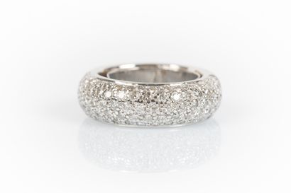 Band ring in white gold paved with round...