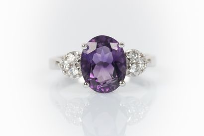 Bague en or gris sertie d'une améthyste ovale...