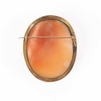 Large engraved gold brooch set with an engraved...