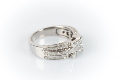 White gold ring set in its center with 9...