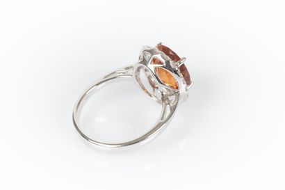 Bague en or gris sertie d'un grenat spessartite...