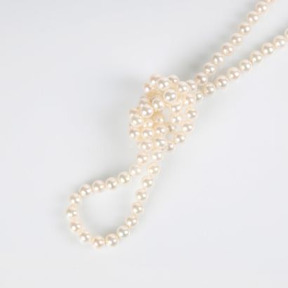 Cultured pearl long necklace. Average diameter...