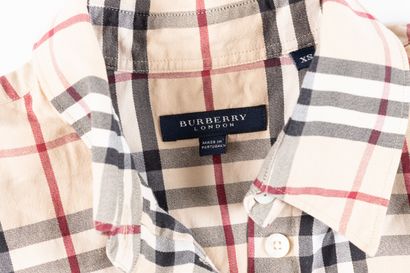BURBERRY. Chemisier motif tartan. Taille...