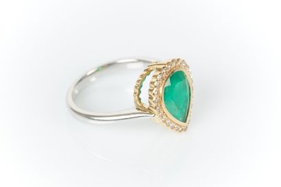 Two-tone gold ring set with a natural Colombian...