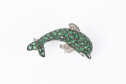 Broche dauphin en or gris pavée d'émeraudes...