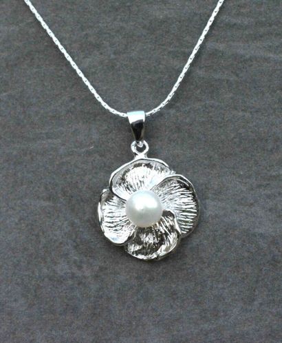 Flower pendant with 7 mm natural cultured...