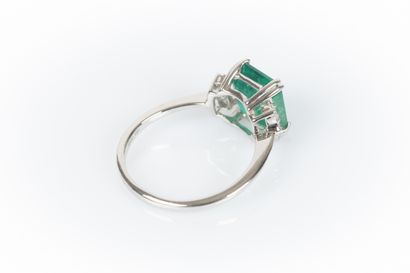 White gold ring set with an emerald (0.87x0.78...