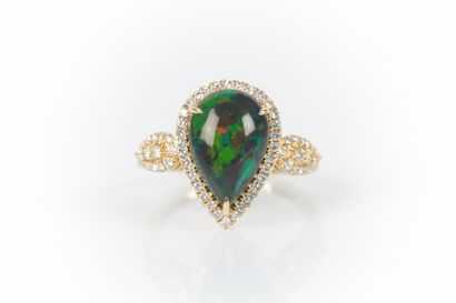 Bague en or sertie d'une opale poire cabochon...