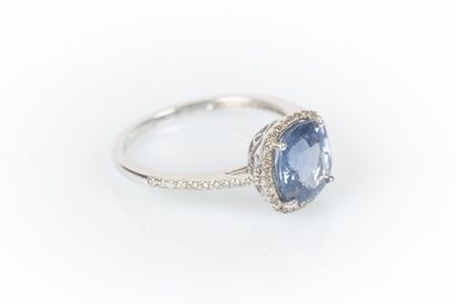White gold ring set with a cushion-cut sapphire...