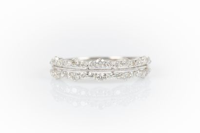 Bague en or gris sertie de deux lignes diamants....