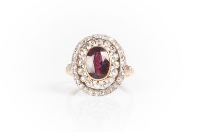 Two-tone gold daisy ring set with an oval...