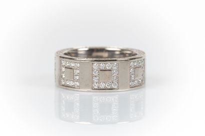 Modern ring in white gold decorated with...
