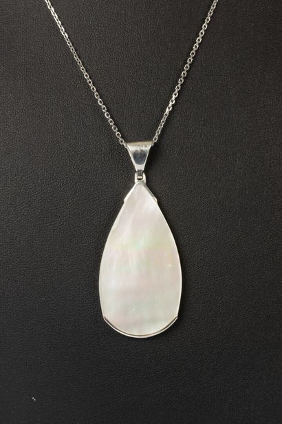 Silver pendant with mother-of-pearl drop....