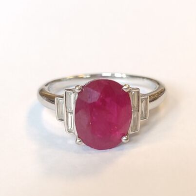 Bague or blanc centrée d'un rubis ovale naturel...