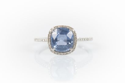 White gold ring set with a cushion-cut sapphire...