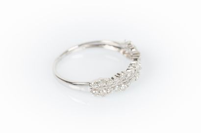 Bague en or gris sertie de deux lignes diamants....