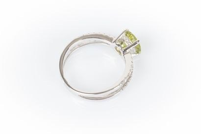 Bague en or blanc sertie d'un péridot pesant...
