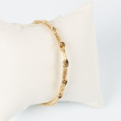 Brushed yellow gold bangle set with 15 pear-cut...