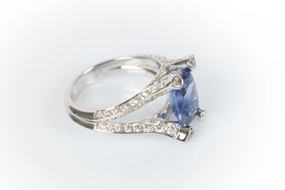 4-rings white gold jewelry ring holding a...