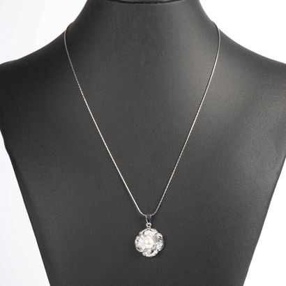 Flower pendant with 7 mm natural cultured...