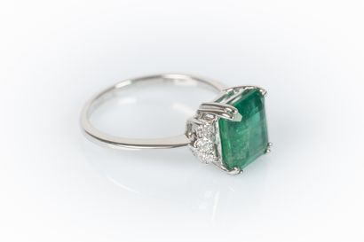White gold ring set with an emerald (0.87x0.78...