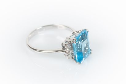White gold ring set with an emerald-cut topaz...